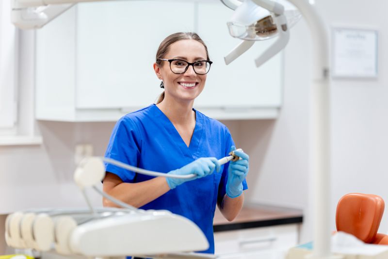 Kamila Królikowska, higienista colaboradora de Smilesonic, en la clínica