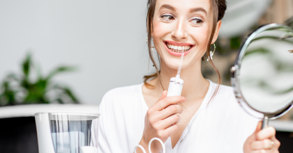 dental irrigator - Czy warto używać irygatora dentystycznego - irygator do zębów czy skaler, co wybrać do walki z kamieniem nazębnym?