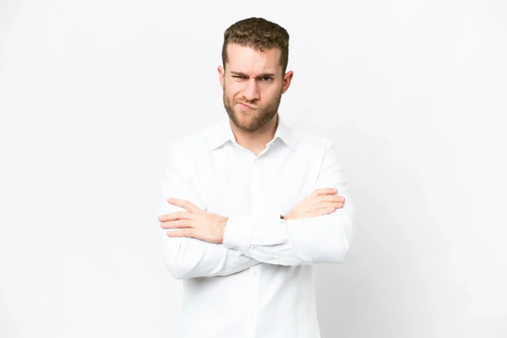 Szczoteczka soniczna – przeciwwskazania. Kiedy nie można jej używać? Man with crossed hands