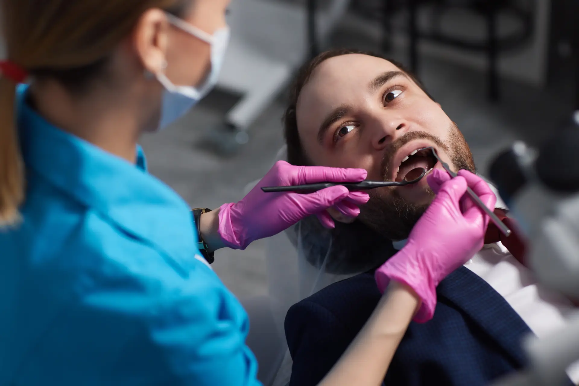 Nie tylko szczotkowanie! Najczęstsze przyczyny ubytków klinowych, o których nie wiesz. Leczenie ubytków klinowych!