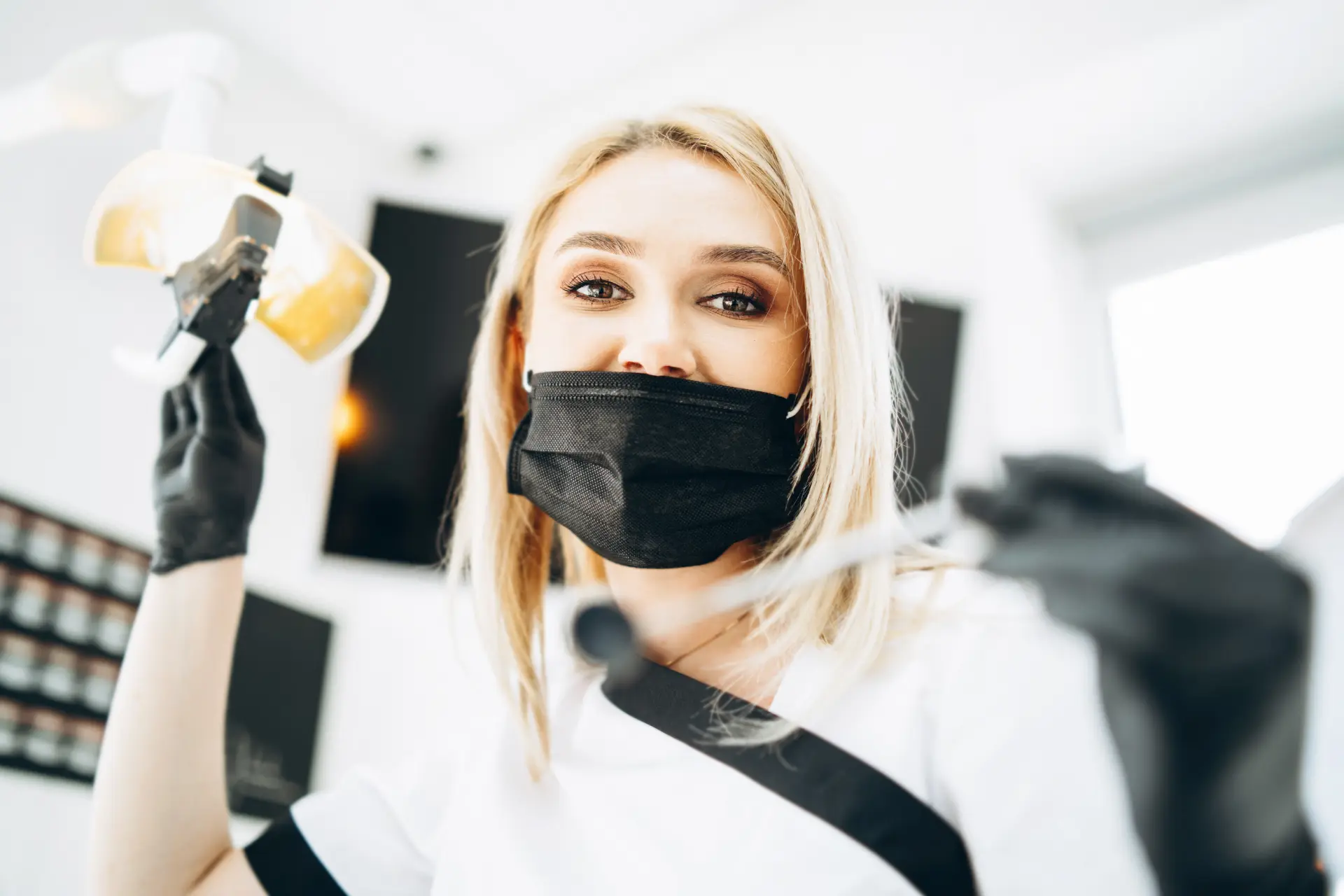 Lakierowanie zębów – na czym polega zabieg, kiedy warto go wykonać i dla kogo jest przeznaczony?