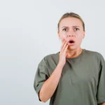 Kobieta trzymająca się za chorą szczękę