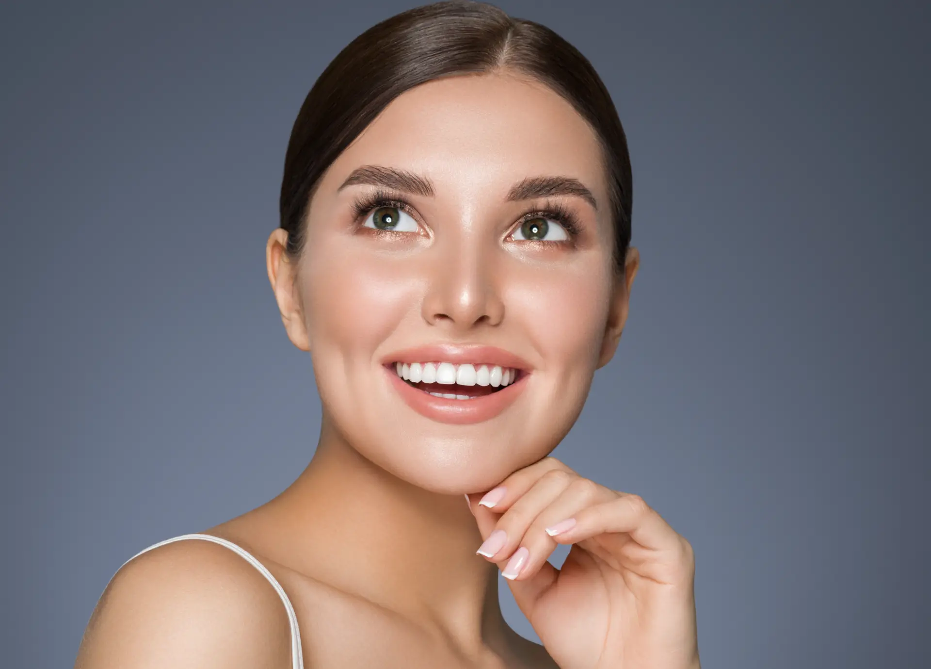 Hollywoodzki uśmiech z Turcji – czy warto zrobić licówki w Turcji? Poznaj powikłania i sprawdź czy tureckie zęby są bezpieczne