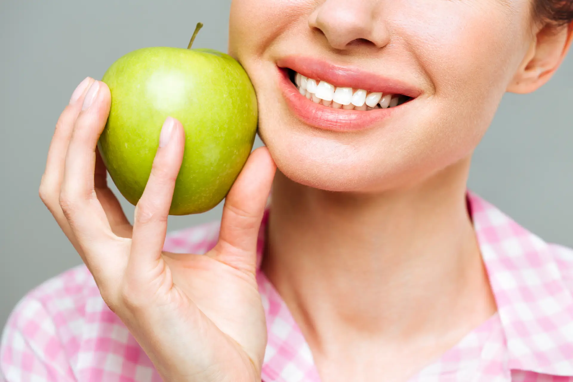 Geny, dieta, higiena – od czego zależy kolor zębów i dlaczego jedni mają je bielsze niż drudzy?