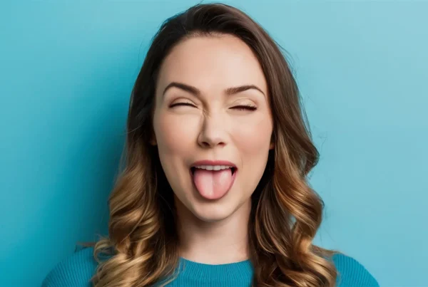 Kobieta wystawia język