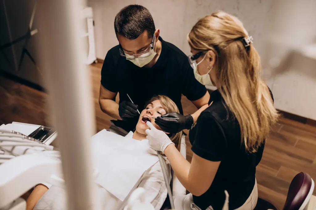 Dentysta zakłada fleczer