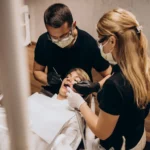 Dentysta zakłada fleczer