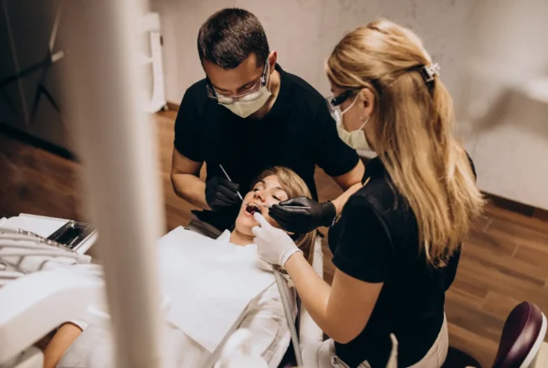 Dentysta zakłada fleczer